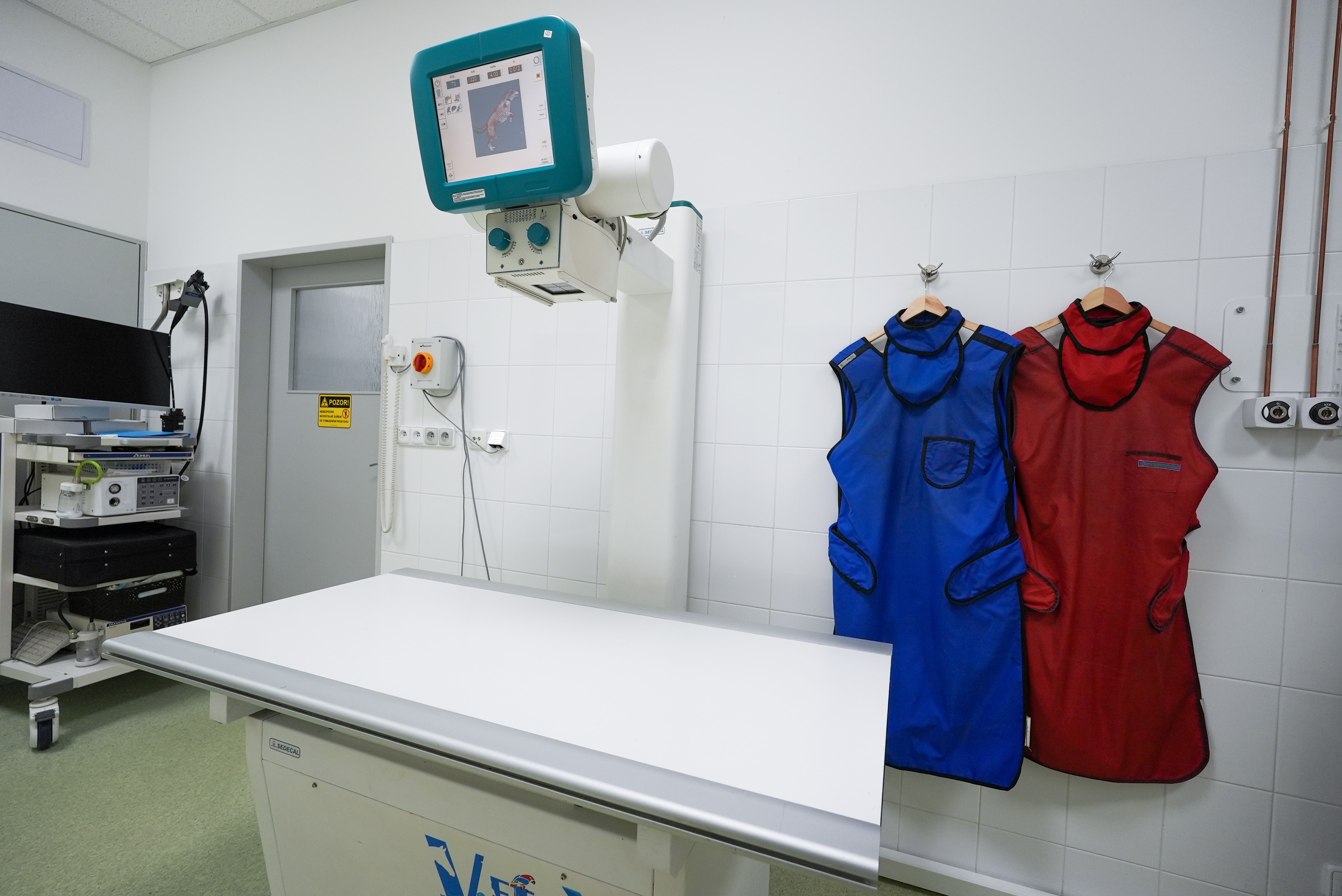 Snímací stůl diginálního rentgenu s olověnými zástěrami pro bezpečnou diagnostiku